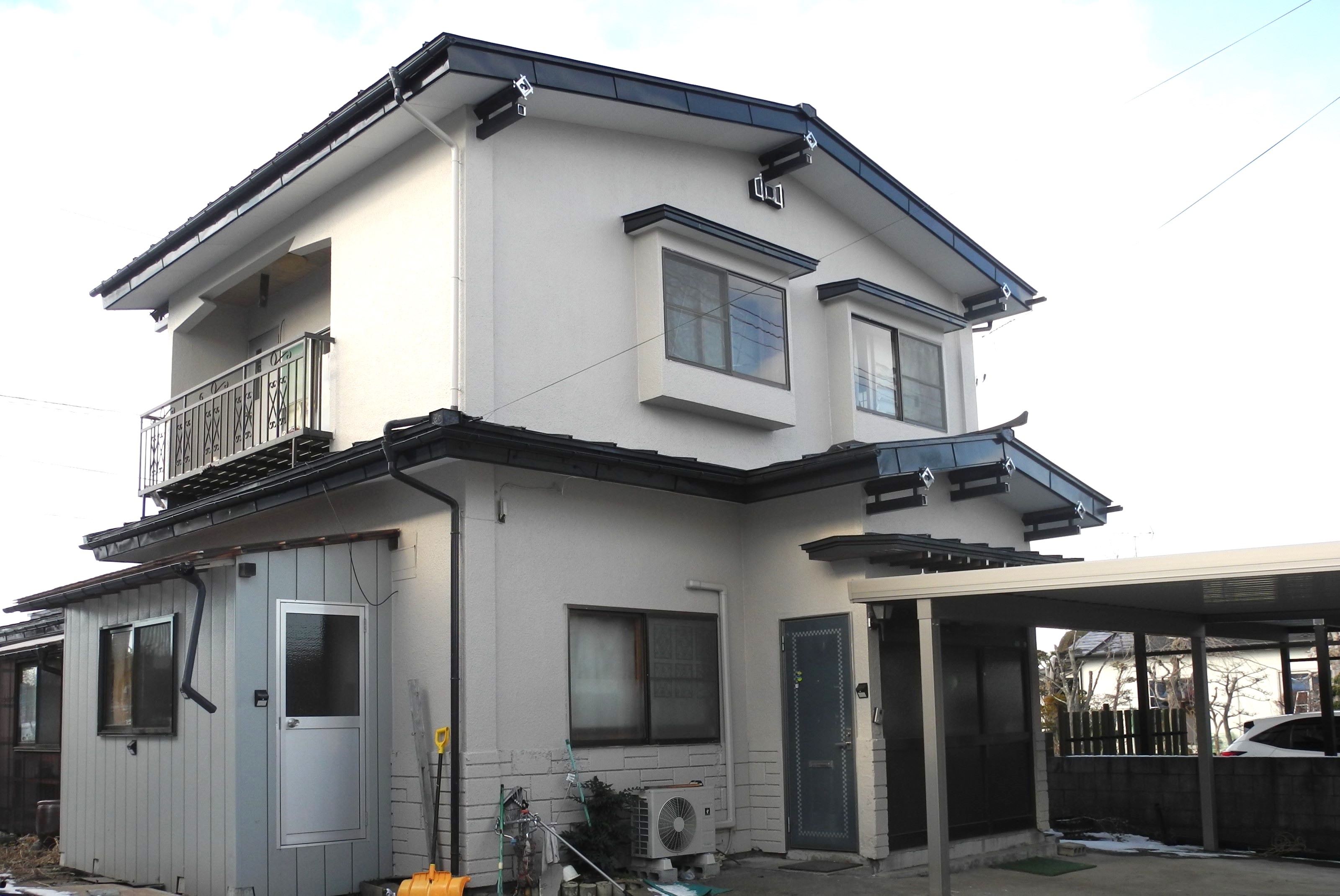 ローソン多賀台一丁目店まで徒歩２分の中古住宅です。カーポート２台分有、外壁・屋根は塗装済。