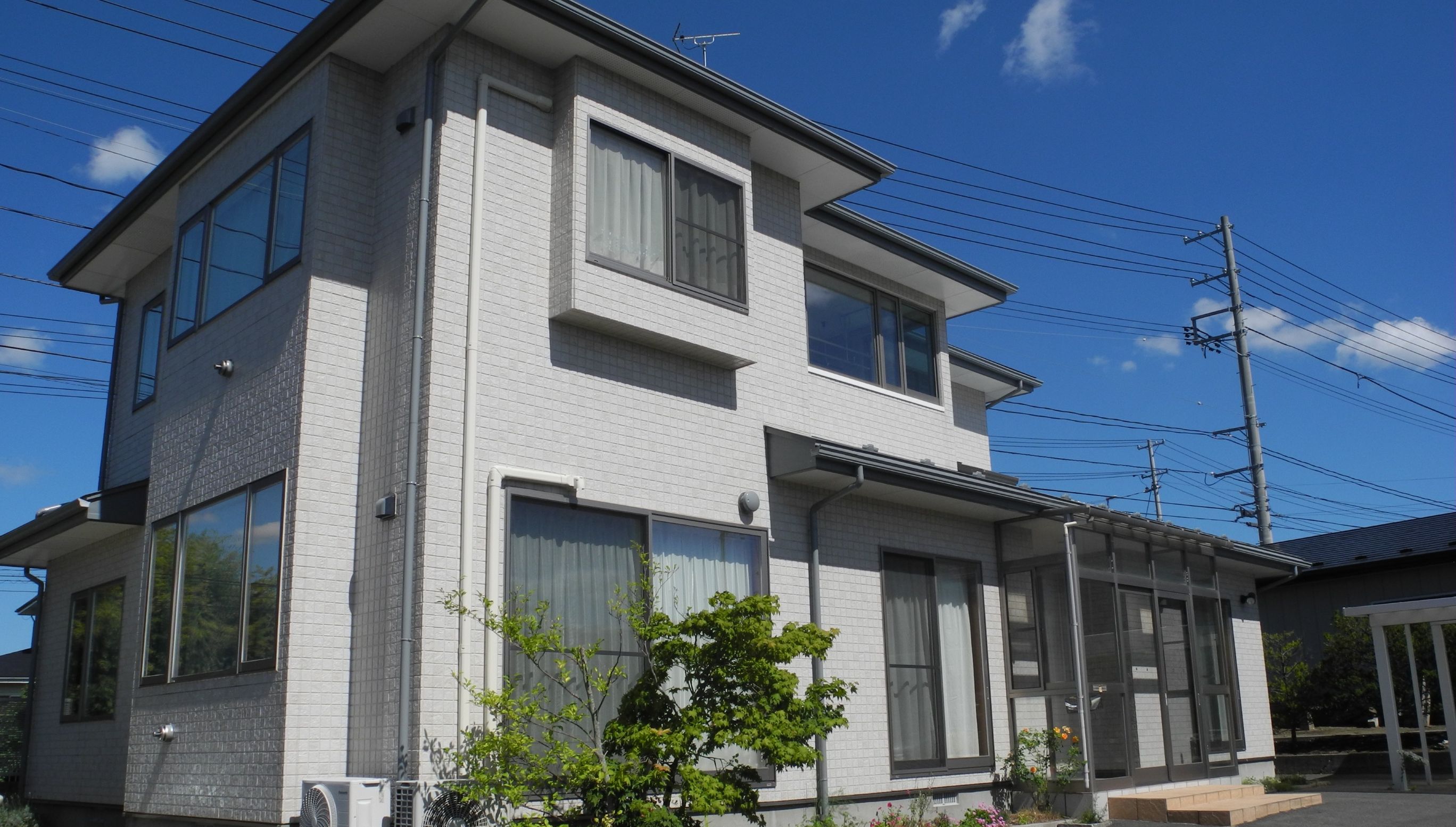 きれいな状態の中古住宅（築16年）です。駐車スペース広々♪給湯器交換と屋根・外壁塗装済